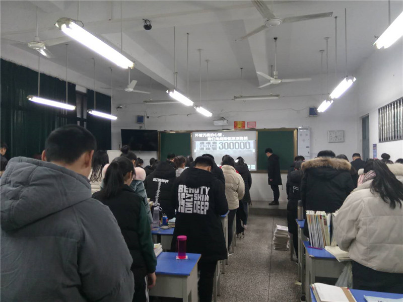 学生集体为南京大屠杀死难同胞默哀一分钟.jpg